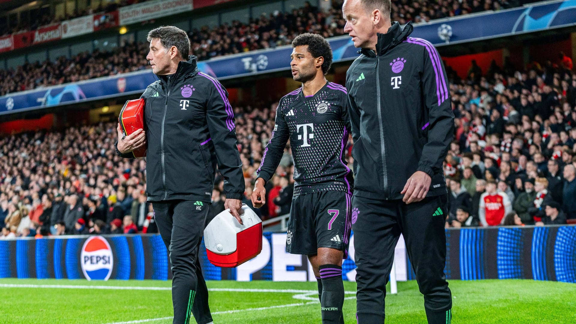 Serge Gnabry verlässt mit Betreuern das Feld: Der Münchner hat sich im Viertelfinale der Champions League erneut verletzt.