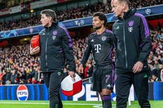 Serge Gnabry verlässt mit Betreuern das Feld: Der Münchner hat sich im Viertelfinale der Champions League erneut verletzt.
