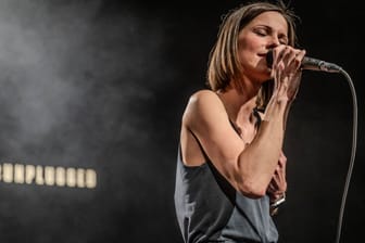 Christina Stürmer auf der Bühne: Am Dienstagabend war die Musikerin mit ihrer "MTV Unplugged"-Tour in der Hamburger "Fabrik" zu Gast,