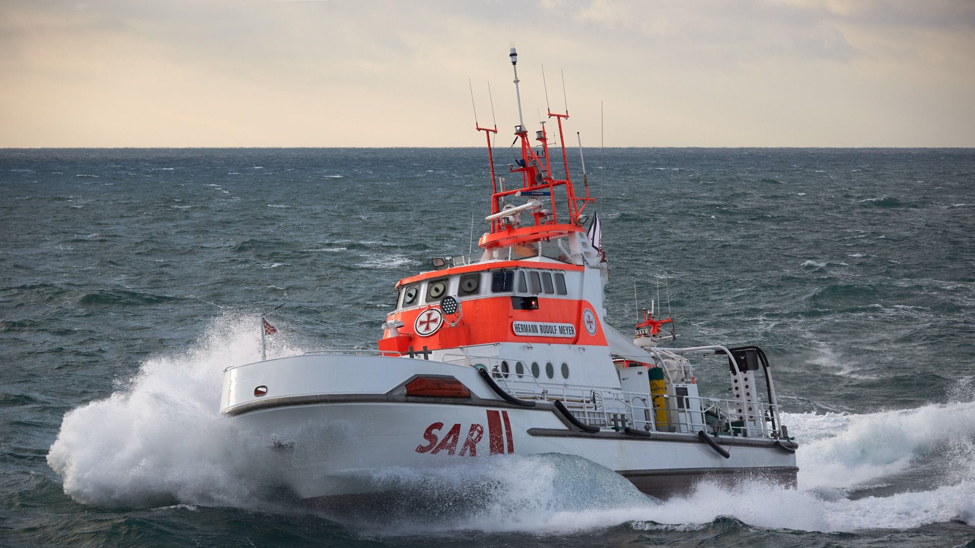 Seenotrettungskreuzer Hermann Rudolf Meyer im Einsatz (Symbolfoto): Am Dienstag kam es vor Bremerhaven zu dramatischen Szenen auf dem Meer.