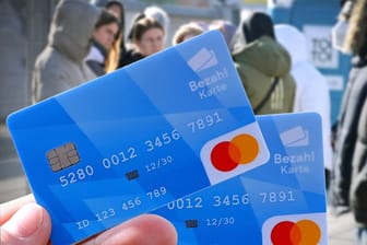 Bezahlkarte für Asylbewerber (Symbolbild): Eines der Ziele der Bezahlkarte soll es sein, dass Asylbewerber kein Geld mehr ins Ausland überweisen können.