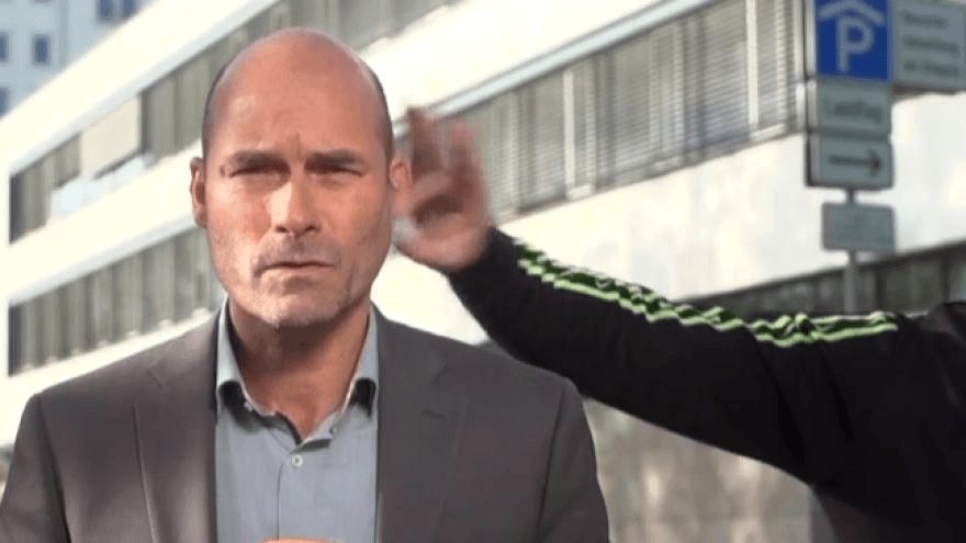 Nach dem Höcke-Voigt-TV-Duell: Ein Mann greift den WeltTV-Reporter während einer Liveschalte an. Nach dem Höcke-Voigt-TV-Duell: Ein Mann greift den WeltTV-Reporter während einer Liveschalte an.
