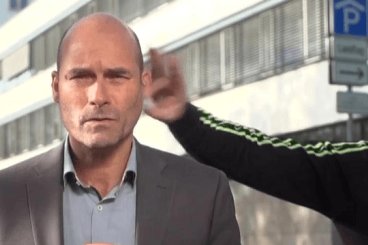 Nach dem Höcke-Voigt-TV-Duell: Ein Mann greift den WeltTV-Reporter während einer Liveschalte an.