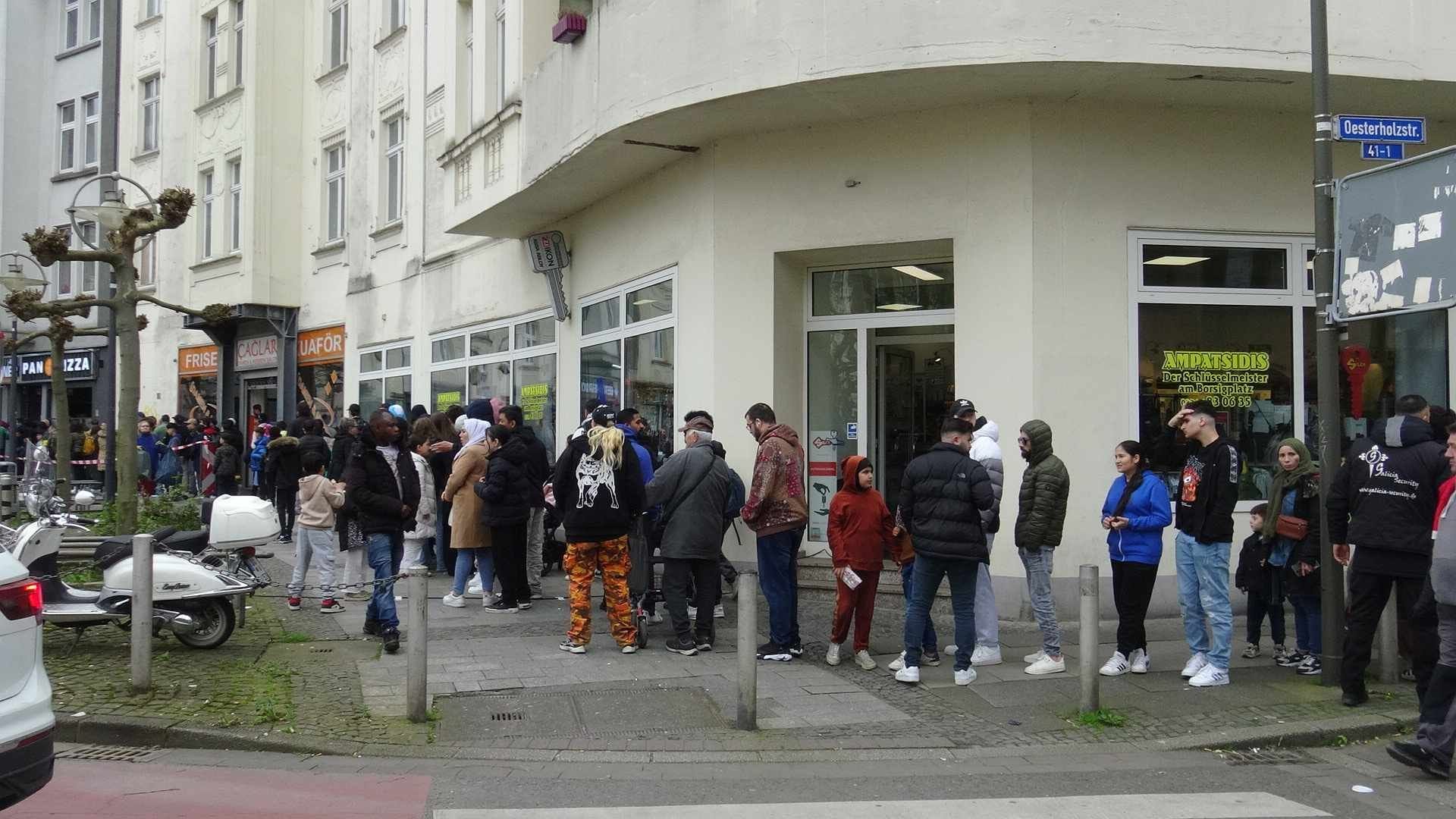 Bis um die Straßenecke standen die Kundinnen und Kunden Schlange.