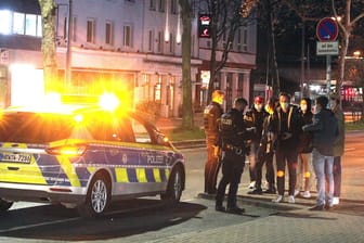Polizeieinsatz in Bochum in der Nacht (Symbolfoto): Die Polizei sucht nach Zeugen einer Geldautomatensprengung.