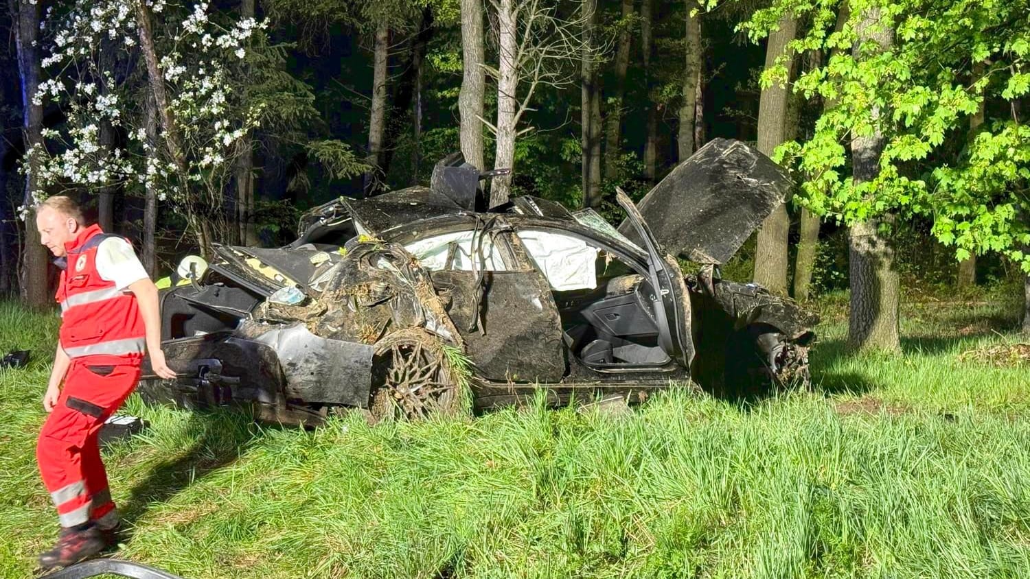 Ein BMW ist auf der A9 von der Straße abgekommen. Drei Insassen wurden verletzt.