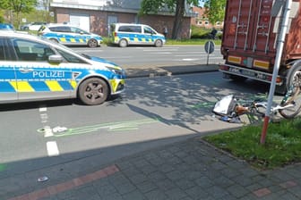 Schwerer Unfall: Ein Fahrradfahrer ist offenbar seitlich gegen oder unter einen Lkw geraten.