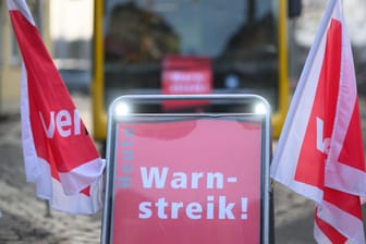 Ein Schild "Warnstreik" steht vor einem Bus der Dresdner Verkehrsbetriebe (DVB): Ab Mittwoch wird in vielen Landkreisen Sachsens der Nahverkehr abermals bestreikt.