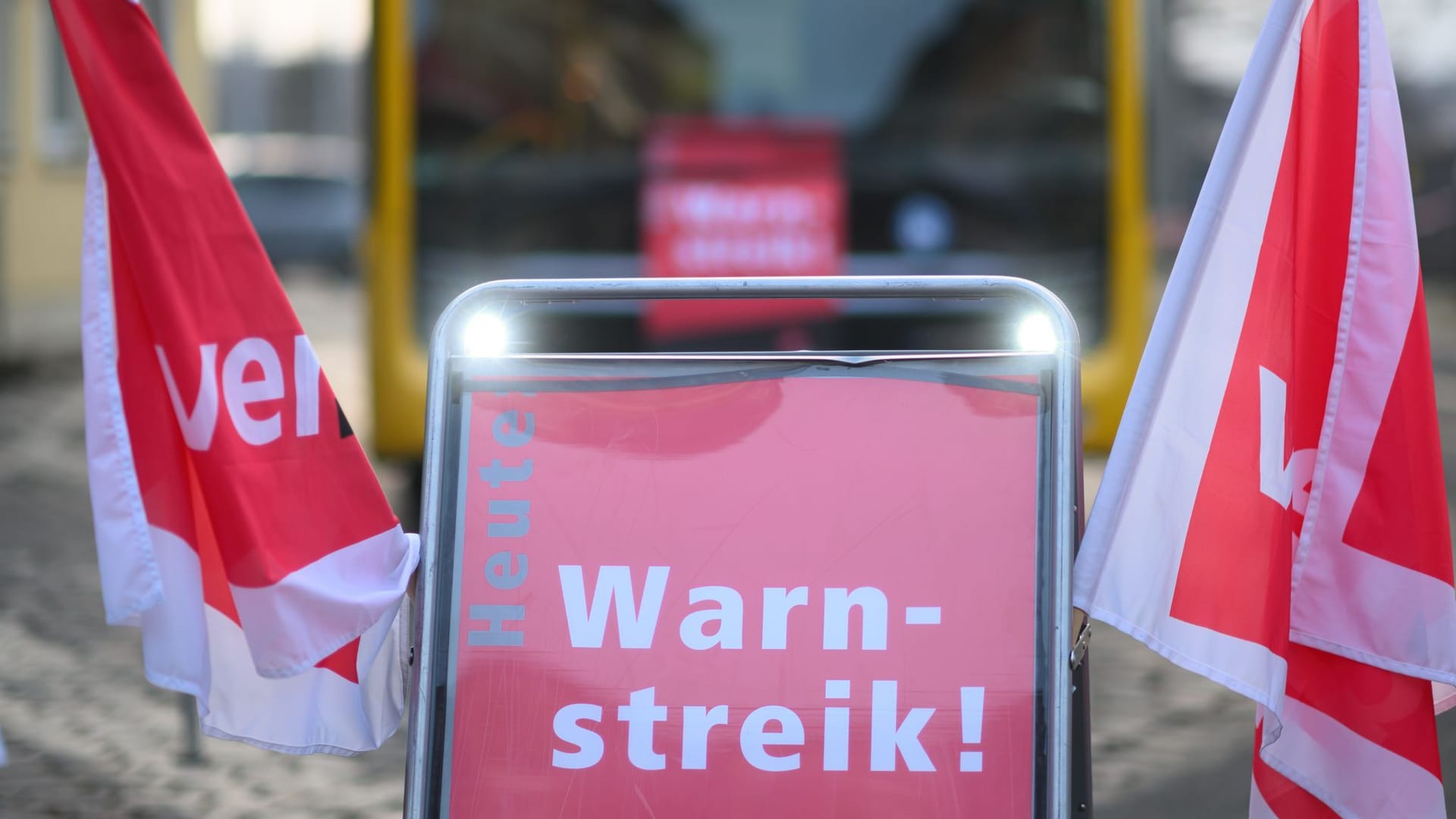 Ein Schild "Warnstreik" steht vor einem Bus der Dresdner Verkehrsbetriebe (DVB): Ab Mittwoch wird in vielen Landkreisen Sachsens der Nahverkehr abermals bestreikt.