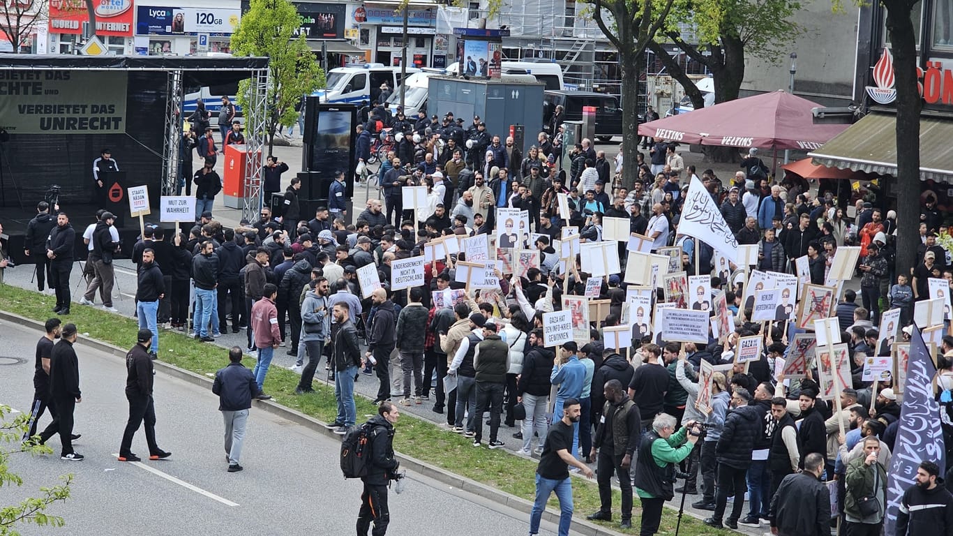 Hunderte versammeln sich in St. Georg: Islamisten haben in Hamburg zu einer Demo aufgerufen.