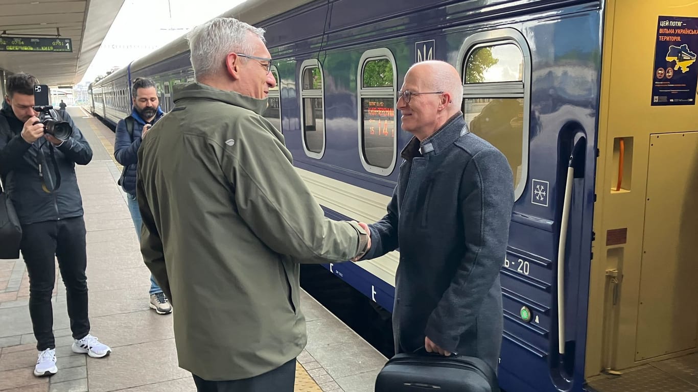 Peter Tschentscher (SPD) wird bei der Ankunft von Martin Jäger, deutscher Botschafter in Kiew, begrüßt: Hamburgs Bürgermeister kam mit dem Zug aus Polen.