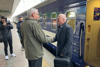 Peter Tschentscher (SPD) wird bei der Ankunft von Martin Jäger, deutscher Botschafter in Kiew, begrüßt: Hamburgs Bürgermeister kam mit dem Zug aus Polen.