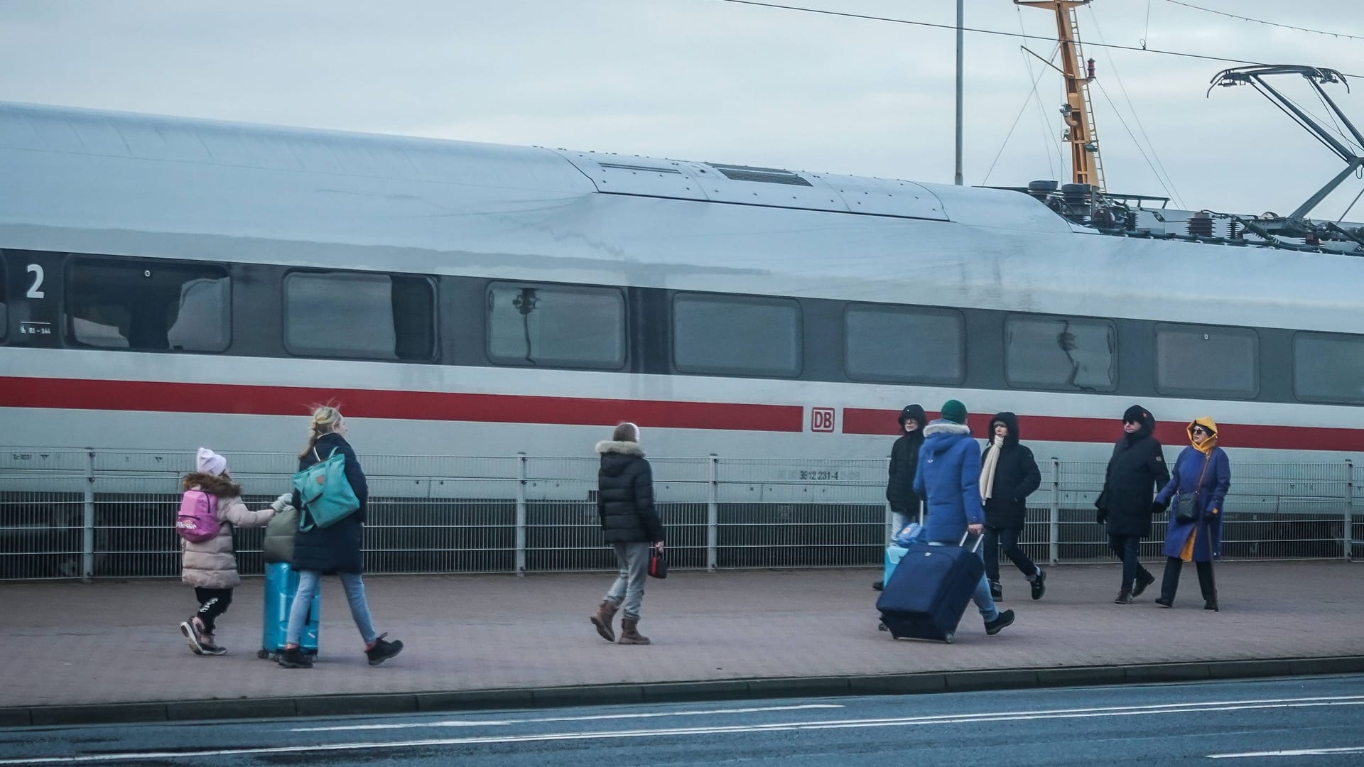 ICE in Norddeich Mole (Archivbild): Die Bahn hat ihren pünktlichsten ICE gegen einen IC ausgetauscht. ICE in Norddeich Mole (Archivbild): Die Bahn hat ihren pünktlichsten ICE gegen einen IC ausgetauscht.