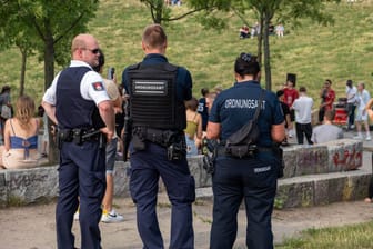 Mitarbeiter des Berliner Ordnungsamts im Berliner Mauerpark (Archivbild): Demnächst sollen Bußgelder drastisch erhöht werden.