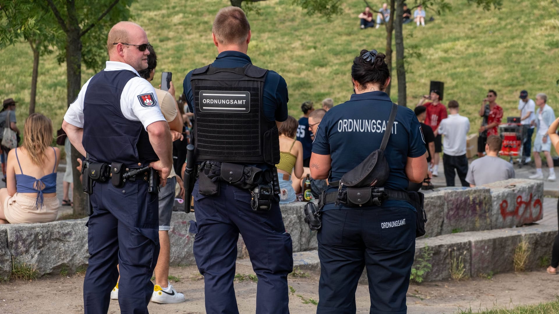 Mitarbeiter des Berliner Ordnungsamts im Berliner Mauerpark (Archivbild): Demnächst sollen Bußgelder drastisch erhöht werden.