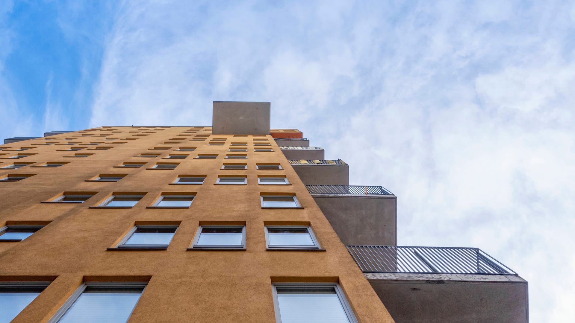 Himmel über Münchner Wohnhaus (Symbolfoto): Immer weiter in diese Richtung entwickeln sich auch die Mieten an der Isar.