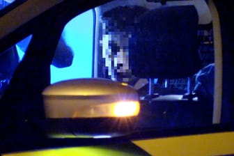 Tatverdächtiger in einem Essener Polizeiwagen: Gegen den jungen Mann wird nach der Attacke in Kray ermittelt.