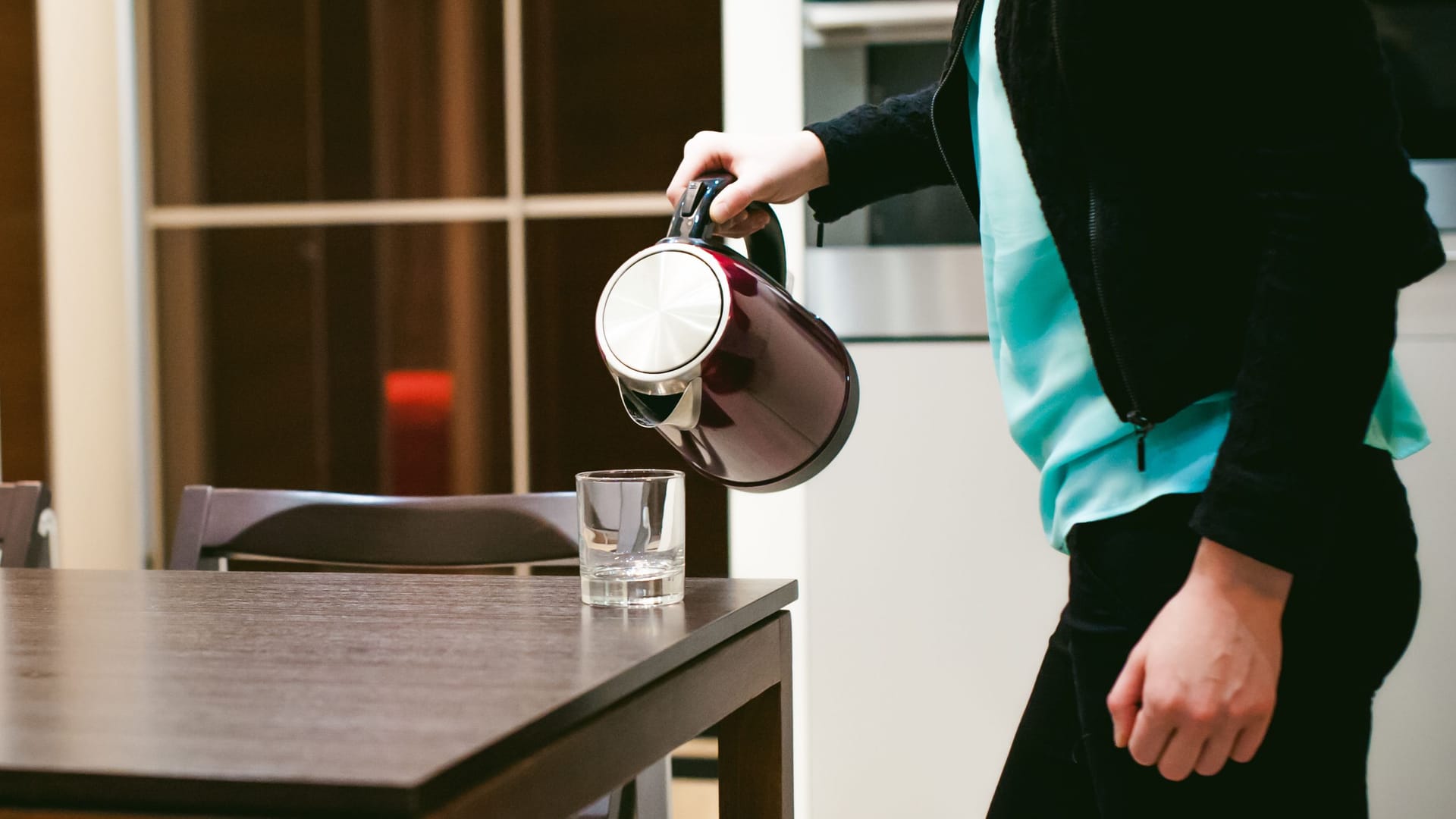 Trinkwasser abkochen (Symbolbild): Mehrere Gemeinden sind betroffen.