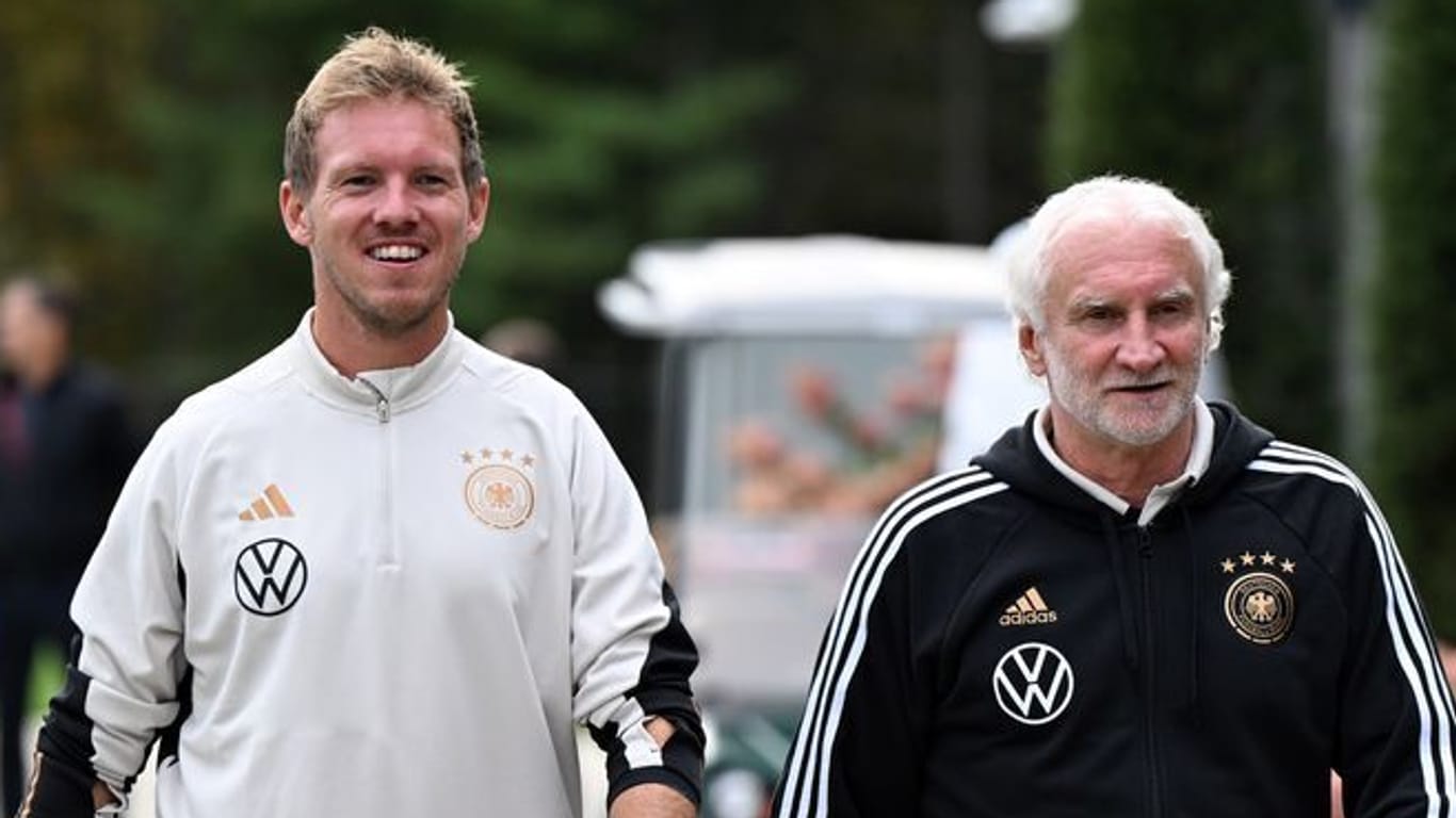 Julian Nagelsmann und Rudi Völler (r.): Bleibt der Bundestrainer auch nach der Heim-EM beim DFB?
