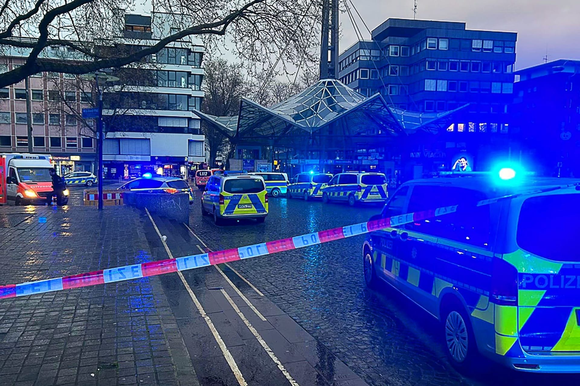 Absperrungen an der Reinoldikirche: Eine Person wurde ins Krankenhaus gebracht.