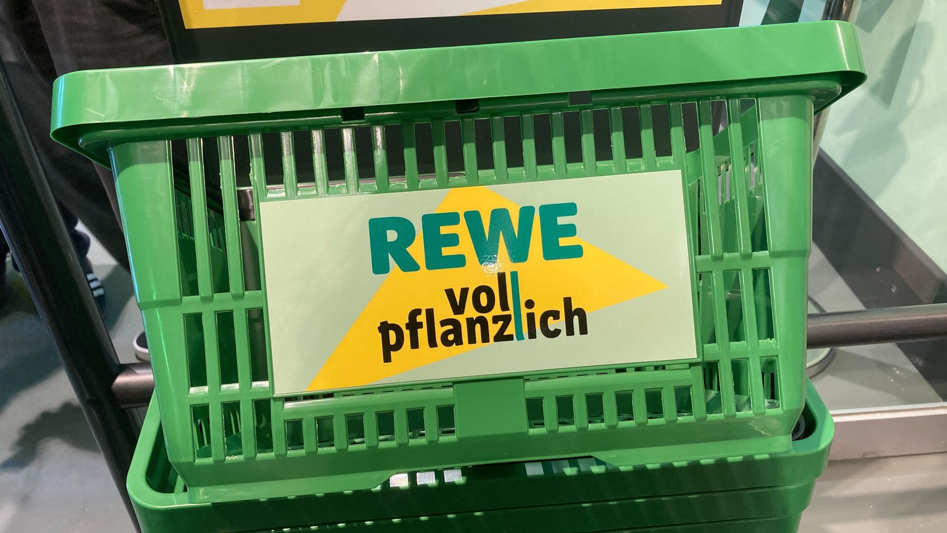 Das Rewe-Logo ist grün anstatt rot: Damit will das Unternehmen sein neues Konzept kennzeichnen.