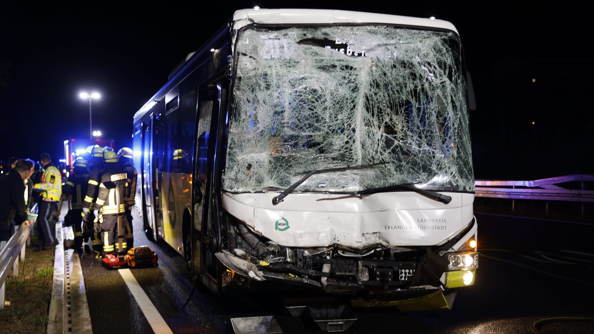 Verunglückter Bus auf der A73: Die Strecke musste am Mittwochabend komplett gesperrt werden.