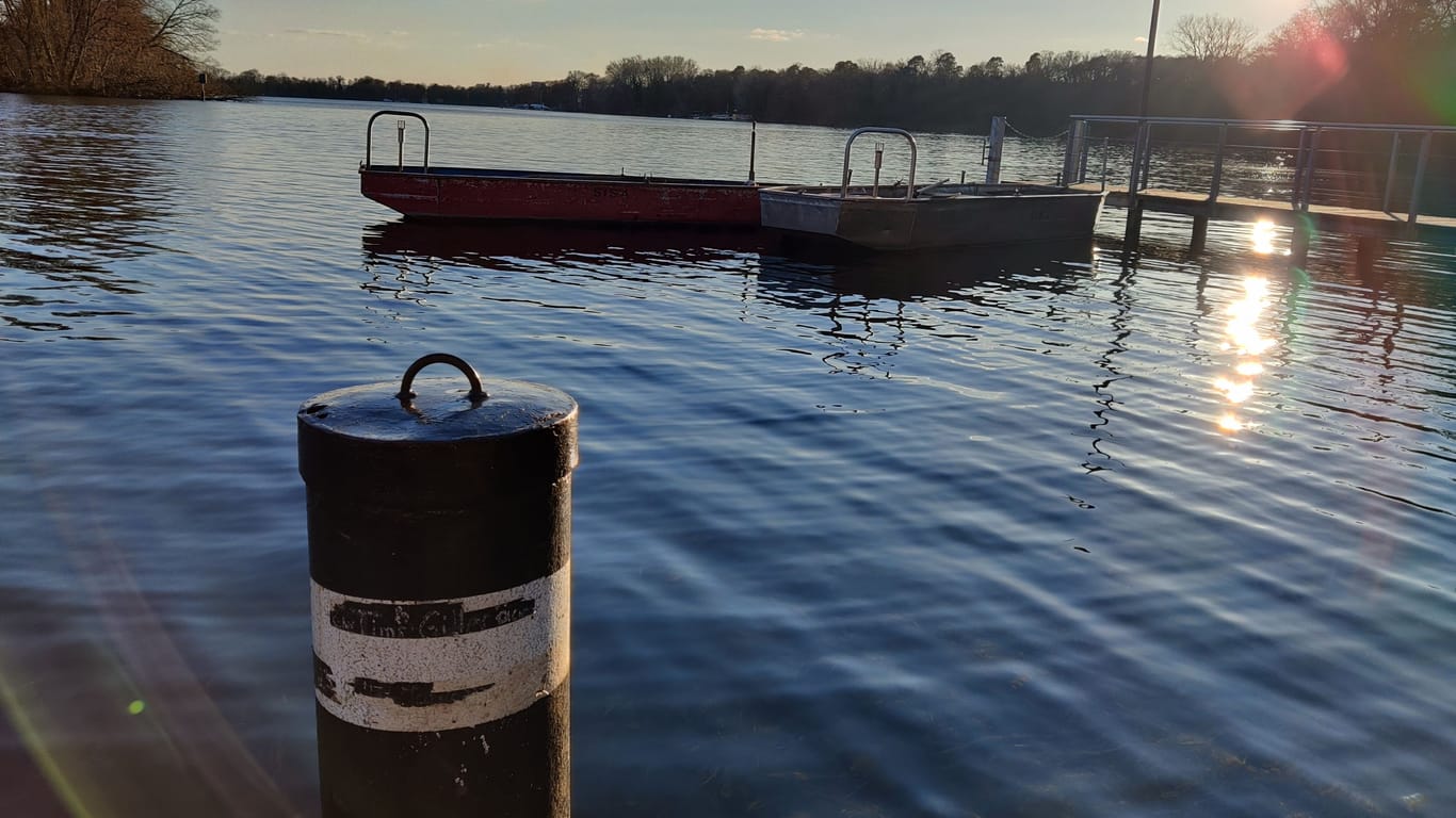 Der Tegeler See in Reinickendorf: Polizisten mussten am Sonntagabend einen Mann aus dem Gewässer retten.