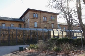 Berlin: Blick auf eines der Gebäude vom Krankenhaus-Maßregelvollzug für als psychiatrisch auffällig oder suchtkrank eingestufte Straftäter auf dem Gelände der Karl-Bonhoeffer-Nervenklinik.