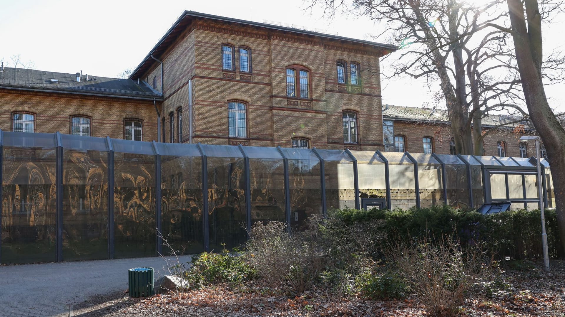 Berlin: Blick auf eines der Gebäude vom Krankenhaus-Maßregelvollzug für als psychiatrisch auffällig oder suchtkrank eingestufte Straftäter auf dem Gelände der Karl-Bonhoeffer-Nervenklinik.