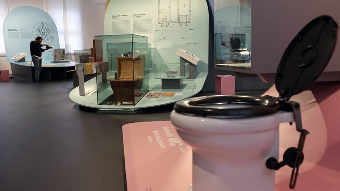 Eine Mobiltoilette aus dem kaiserlichen Salonwagen Österreichs (hinten, M.) und eine Bahn-Toilette der 1950er bis 1970er Jahre (r.).