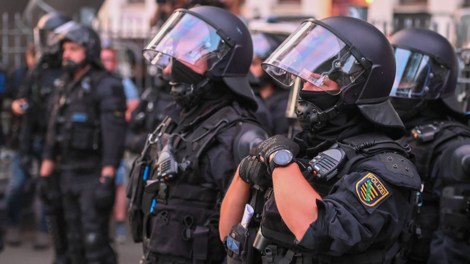 Polizist in voller Montur (Symbolbild): In den Bundesländern gibt es einen unterschiedlichen Umgang mit dem Thema Rassismus in der Polizei.