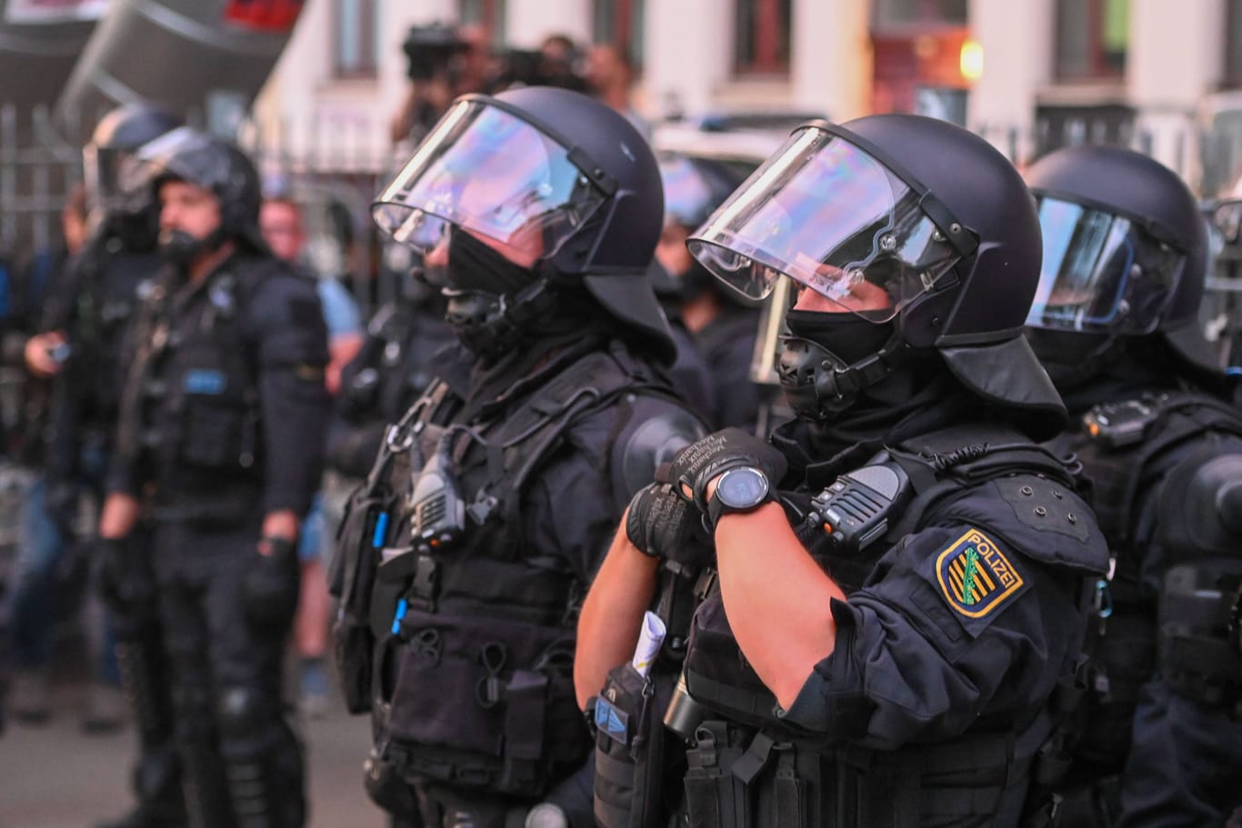 Polizist in voller Montur (Symbolbild): In den Bundesländern gibt es einen unterschiedlichen Umgang mit dem Thema Rassismus in der Polizei.