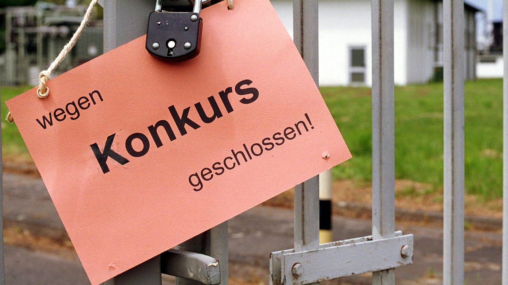 "Wegen Konkurs geschlossen"- Schild (Symbolbild): Besonders im Immobiliensektor und im Handel gab es einen starken Anstieg der Insolvenzen.