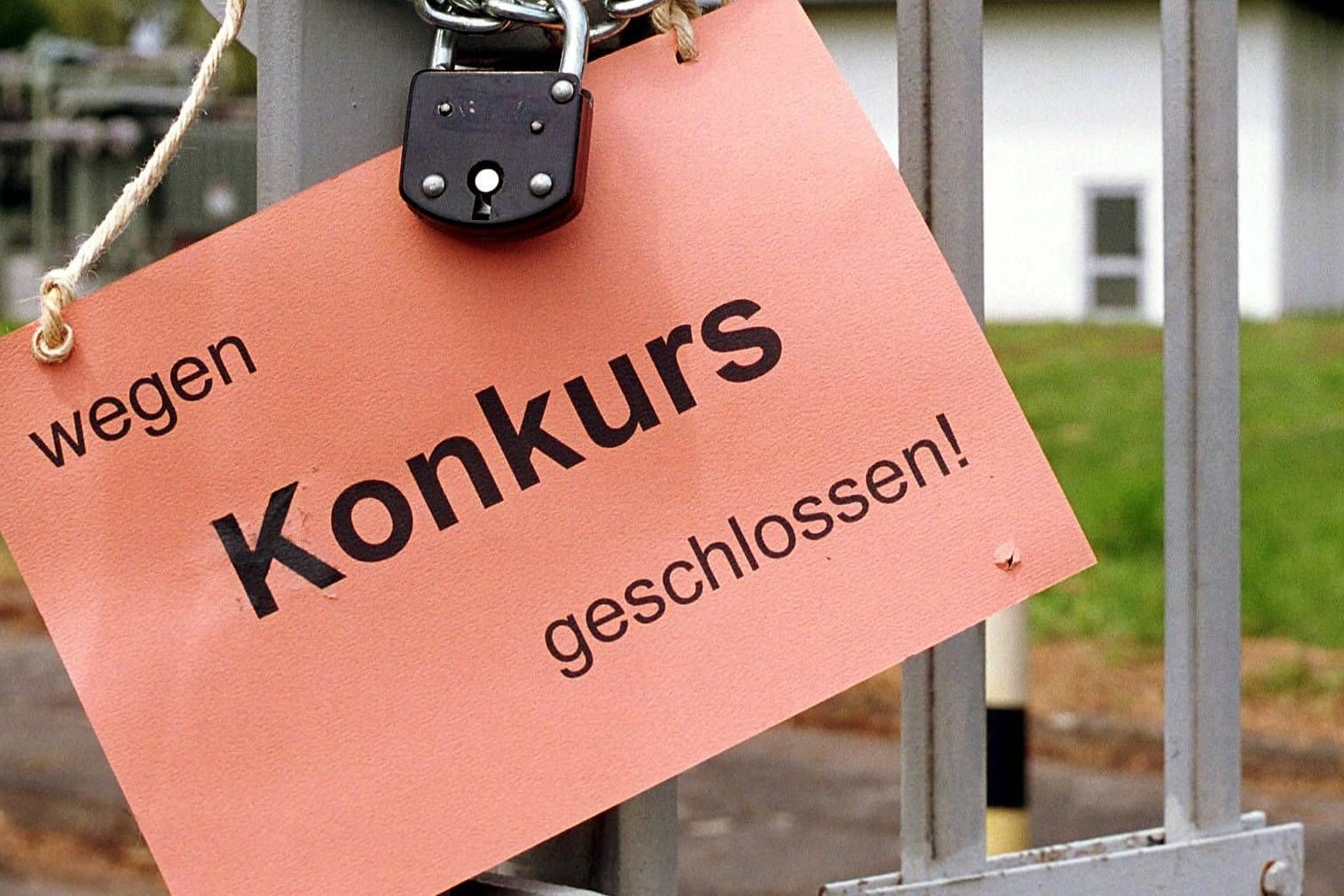 "Wegen Konkurs geschlossen"- Schild (Symbolbild): Besonders im Immobiliensektor und im Handel gab es einen starken Anstieg der Insolvenzen.