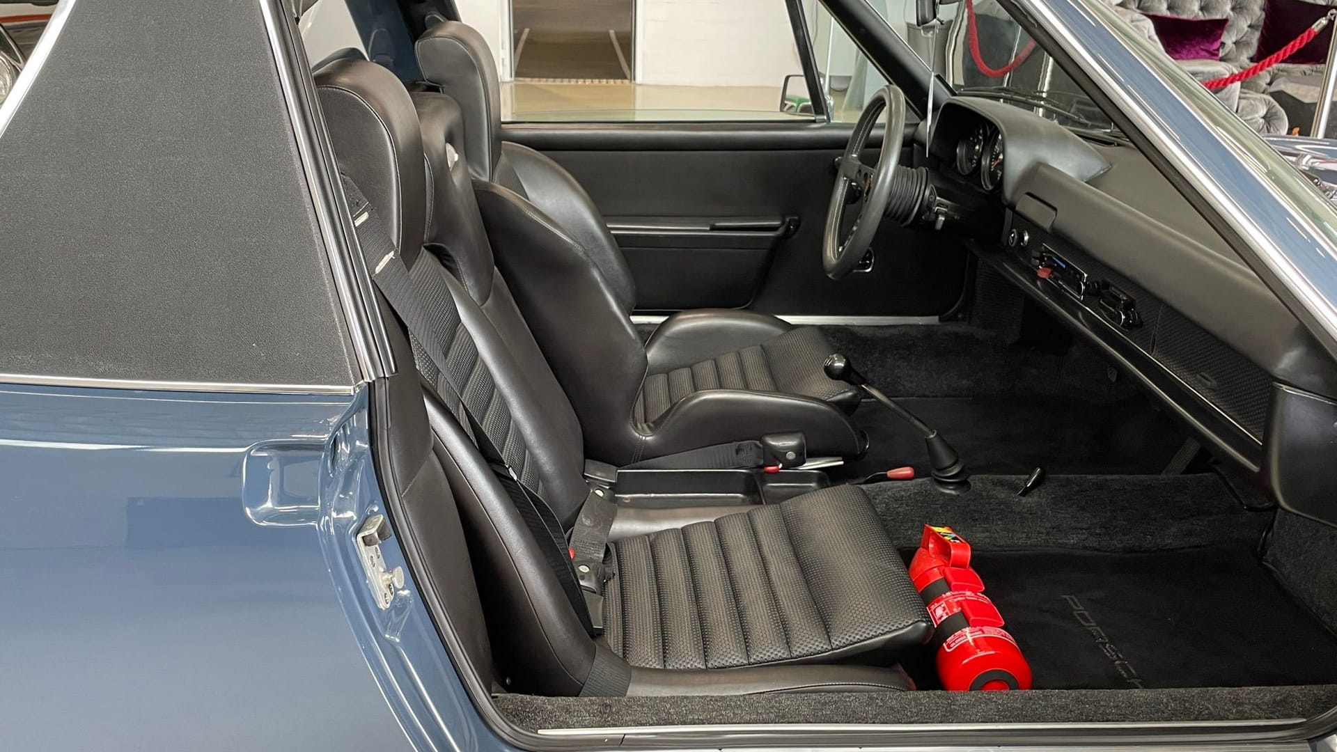 Blick ins Innere des Porsche 914/6: Der Wagen steht in Wetzels Halle in Stellingen.