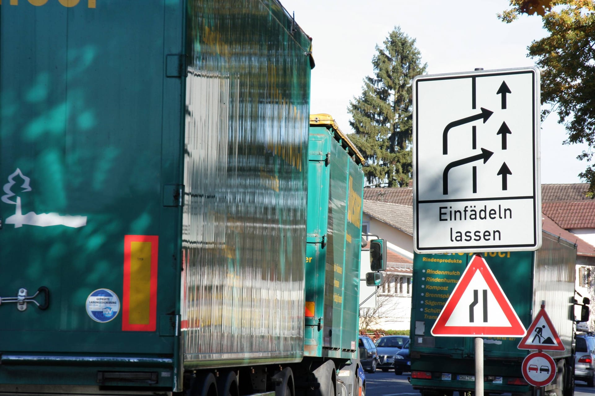 Altes Prinzip: Der Reißverschluss hält den Verkehr an Verengungen im Fluss – wenn das Verfahren richtig angewendet wird.