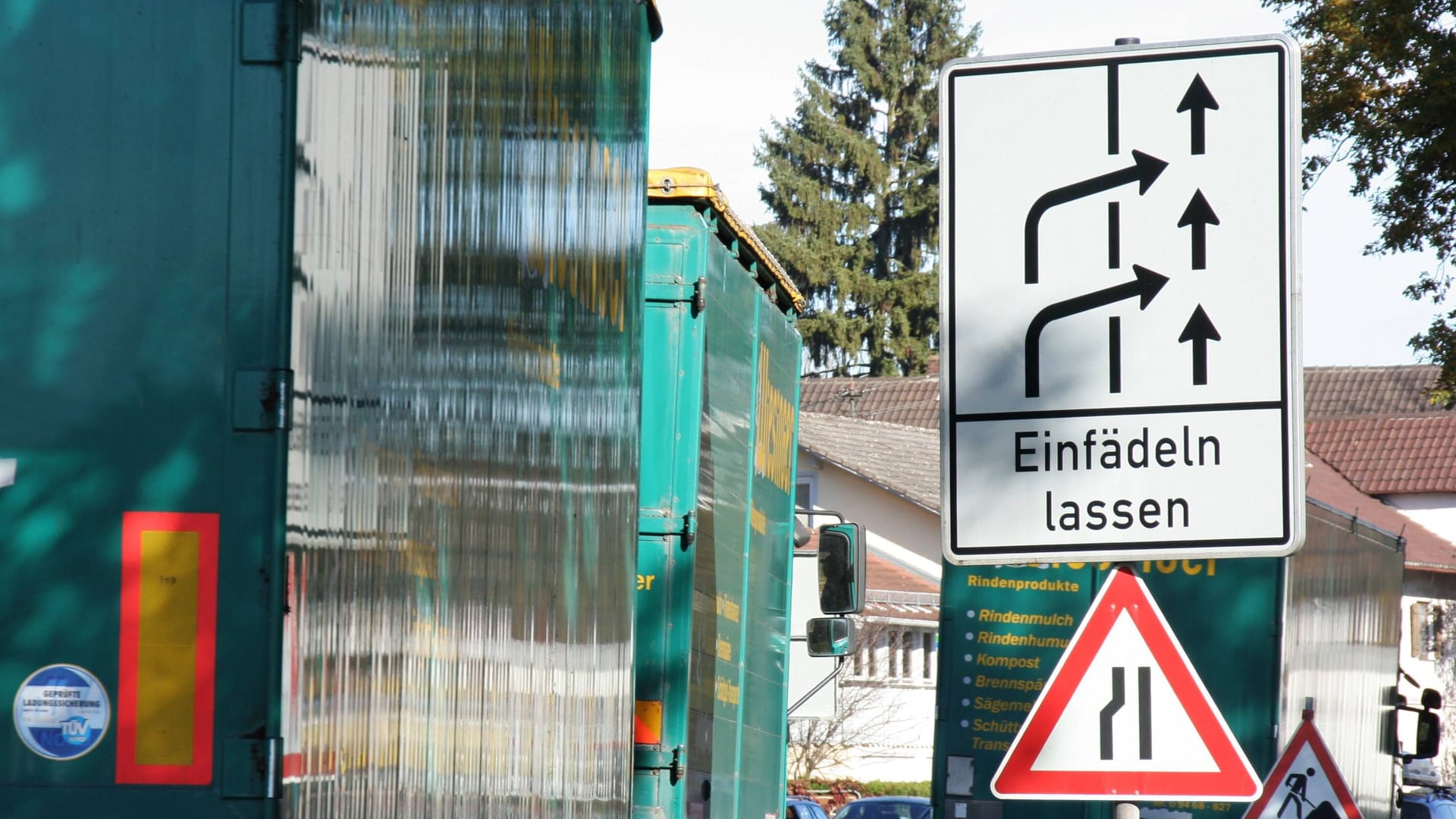 Altes Prinzip: Der Reißverschluss hält den Verkehr an Verengungen im Fluss – wenn das Verfahren richtig angewendet wird.