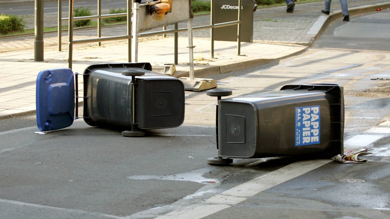 Auch das gehört sich nicht: Mülltonnen, die auf die Straße geschmissen worden sind (Symbolbild).