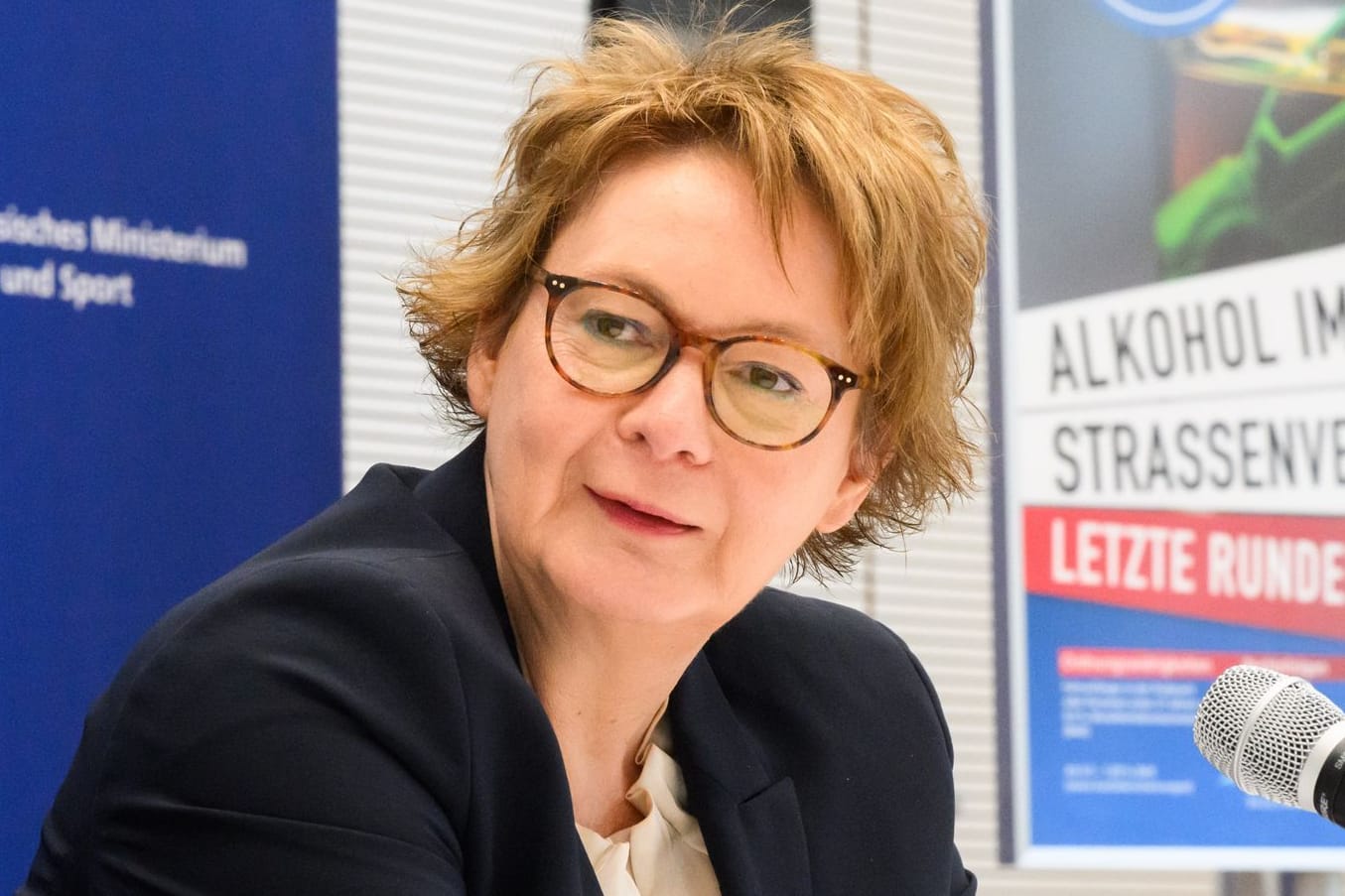 Daniela Behrens (SPD) neben einem Plakat zum Thema "Alkohol im Straßenverkehr": Das Innenministerium hat die Verkehrsunfallstatistik 2023 vorgestellt.