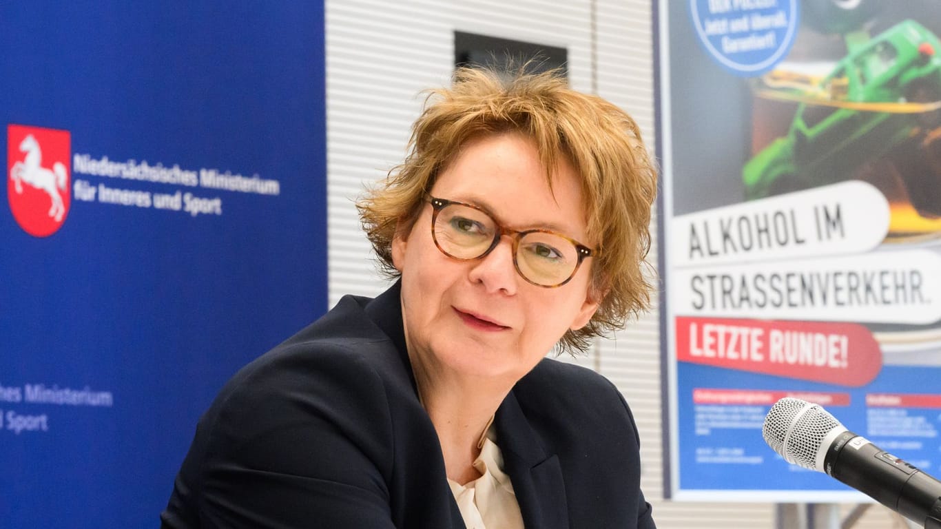 Daniela Behrens (SPD) neben einem Plakat zum Thema "Alkohol im Straßenverkehr": Das Innenministerium hat die Verkehrsunfallstatistik 2023 vorgestellt.