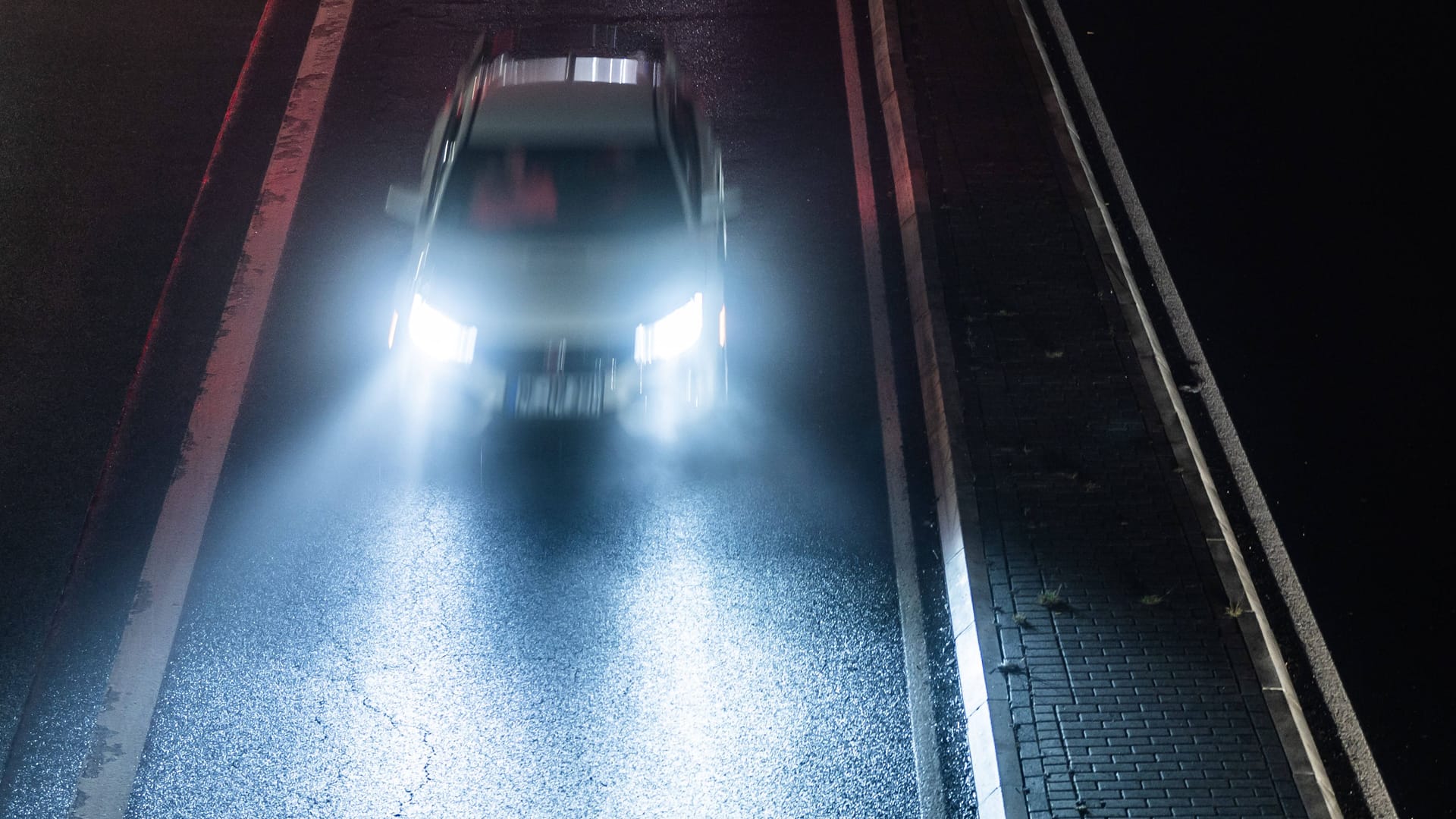 Auto unterwegs (Symbolfoto): Die Polizei hat in Brandenburg einen Raser angehalten.