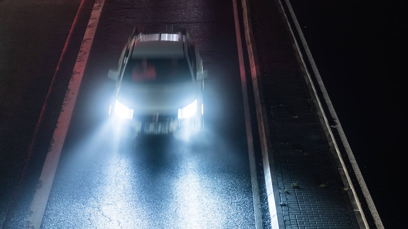 Auto unterwegs (Symbolfoto): Die Polizei hat in Brandenburg einen Raser angehalten.