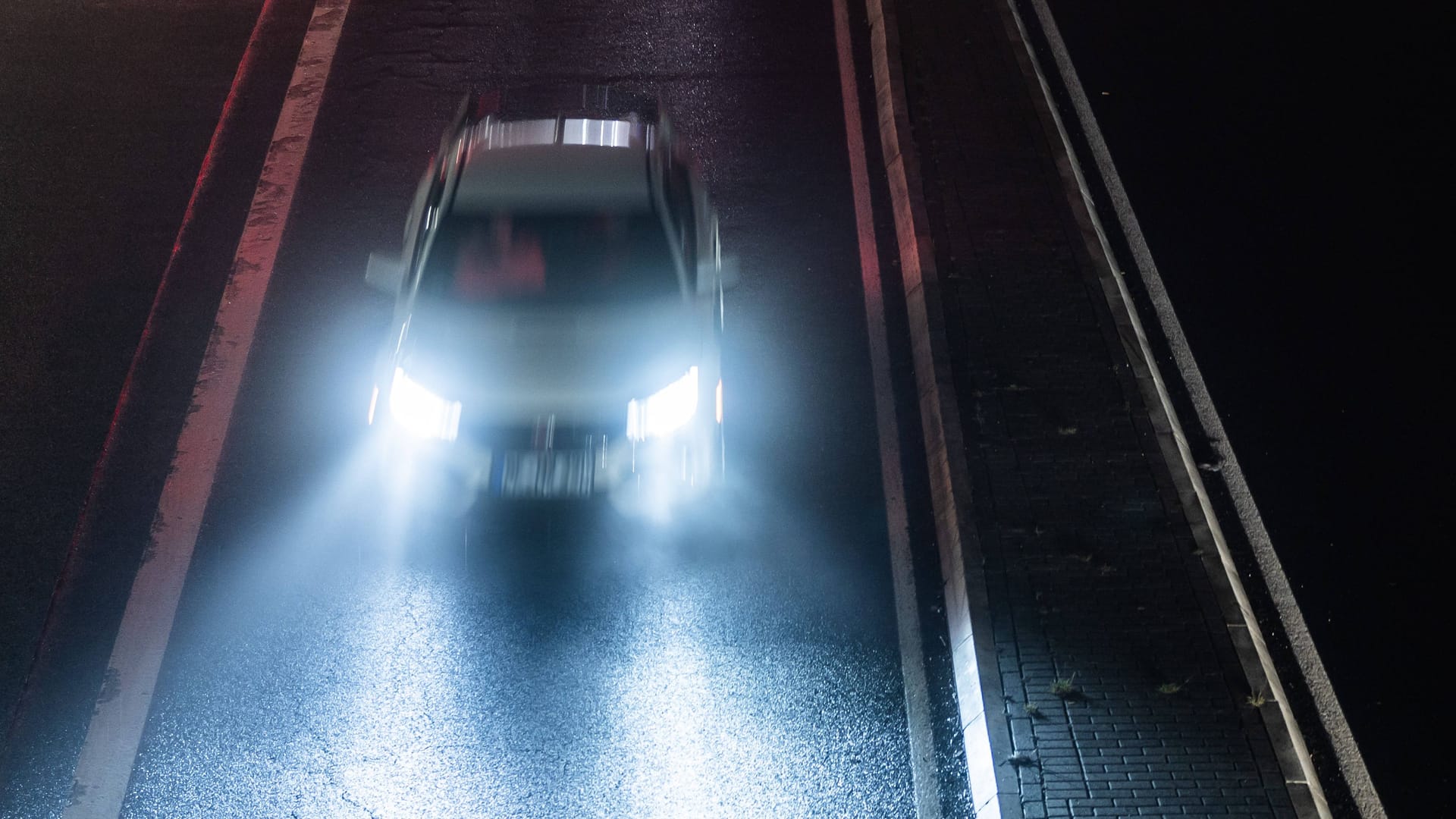 Auto unterwegs (Symbolfoto): Die Polizei hat in Brandenburg einen Raser angehalten. Auto unterwegs (Symbolfoto): Die Polizei hat in Brandenburg einen Raser angehalten.