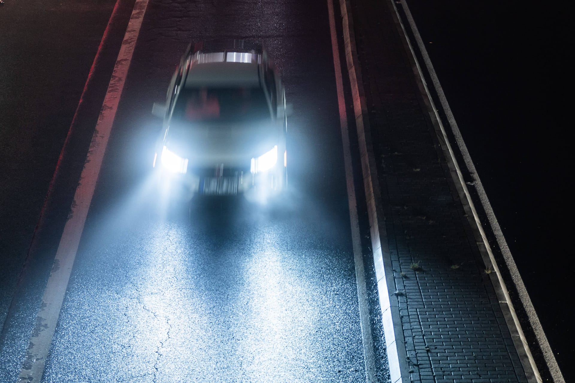 Auto unterwegs (Symbolfoto): Die Polizei hat in Brandenburg einen Raser angehalten.