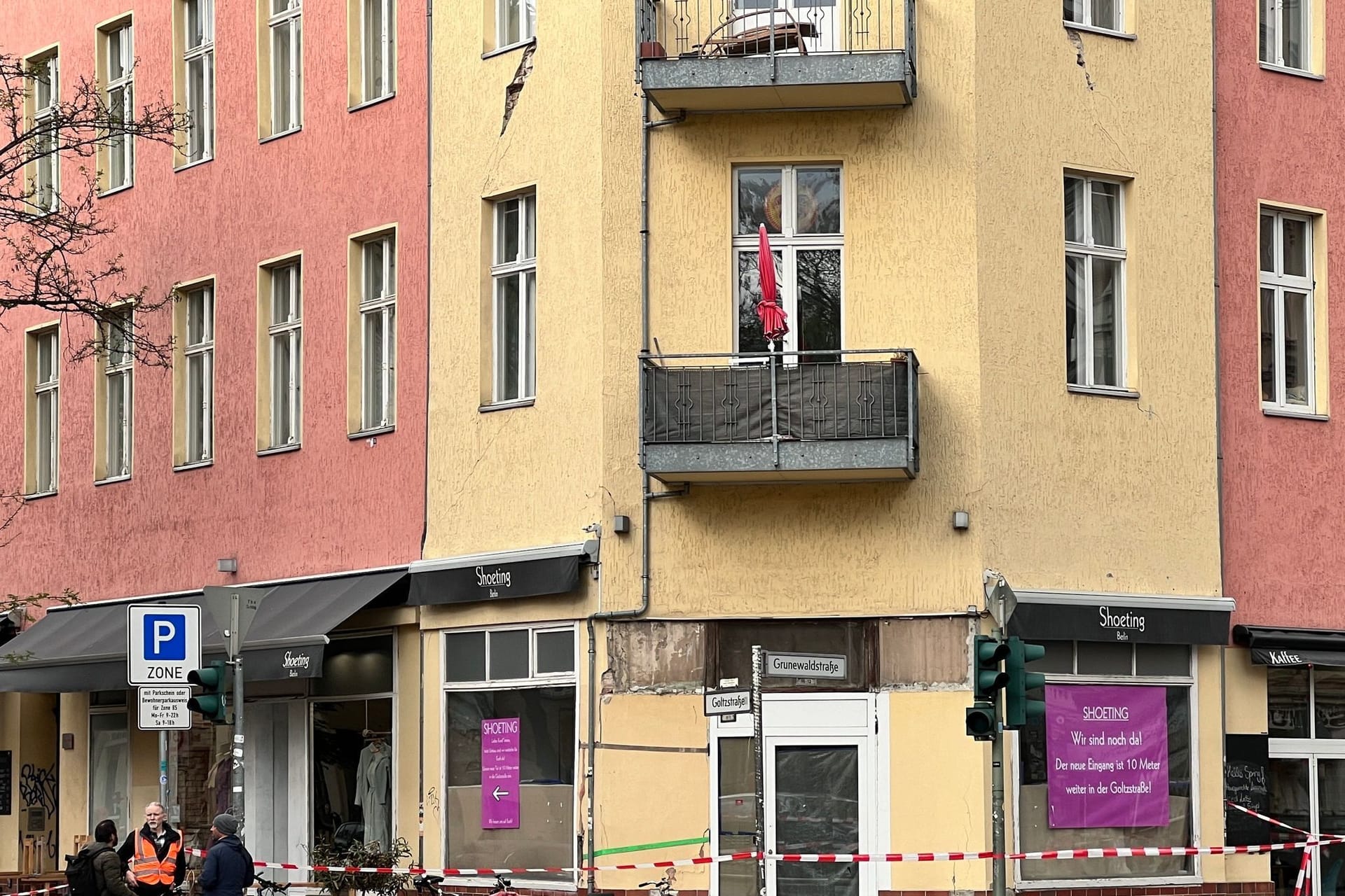 Risse an Fassade von Schöneberger Wohnhaus