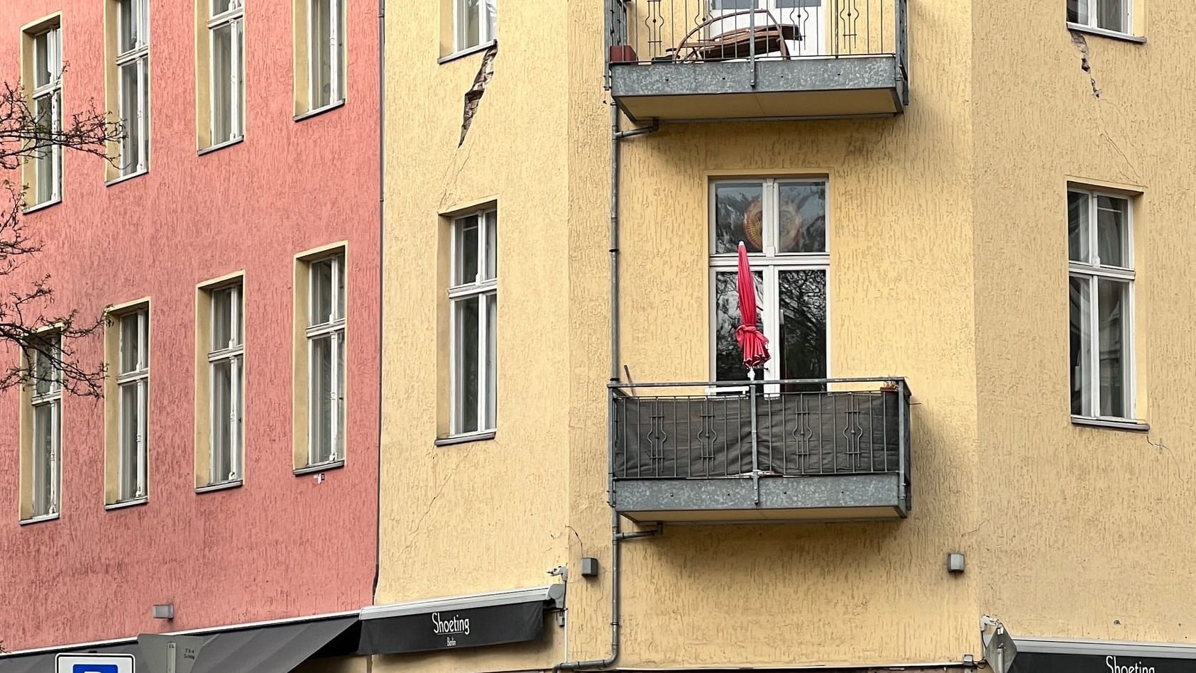 Risse an Fassade von Schöneberger Wohnhaus