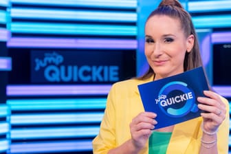 "Quickie – Das schnelle Quiz": Die Show wird von Sarah von Neuburg moderiert.