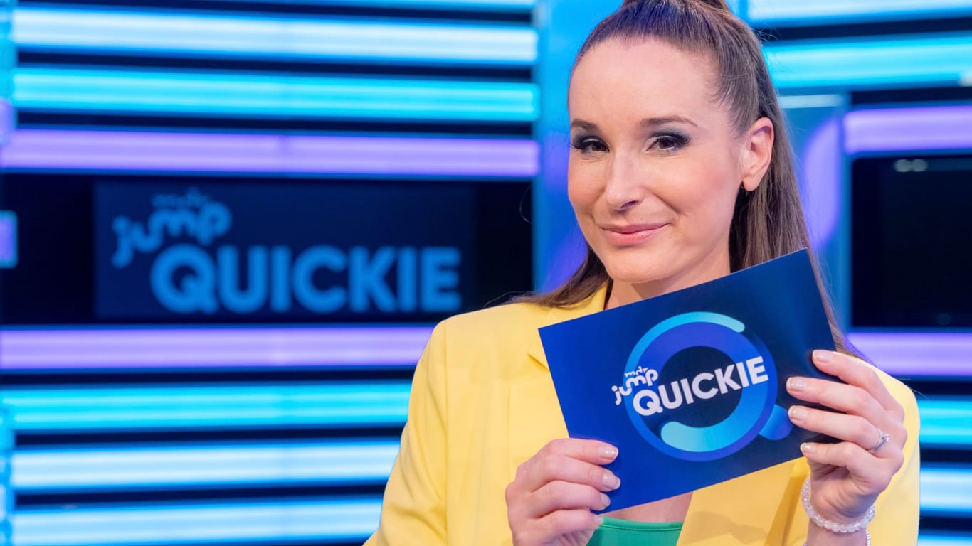 "Quickie – Das schnelle Quiz": Die Show wird von Sarah von Neuburg moderiert.