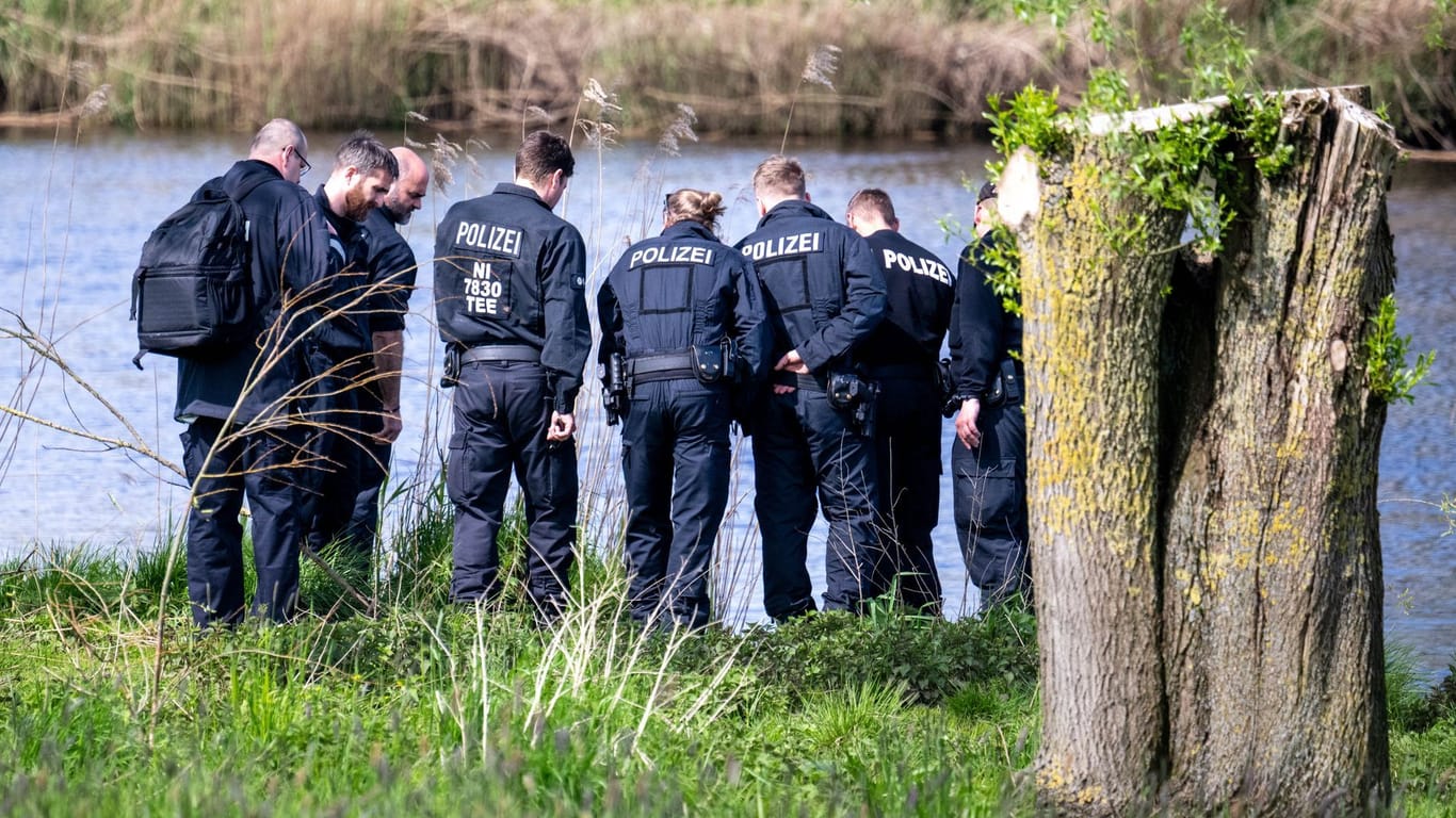 Polizisten stehen noch am Montag am Ufer der Oste und suchen nach Spuren von Arian. Trotz anfangs vielversprechender Ansätze war kein Anhaltspunkt auf seinen Aufenthaltsort dabei.