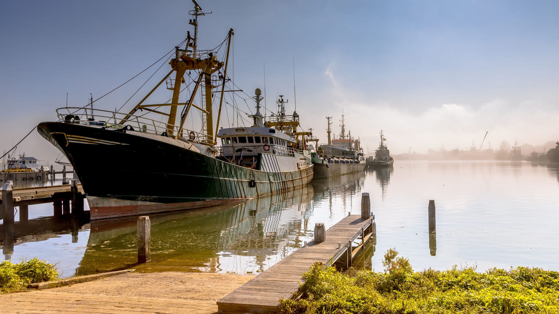 Ein Schiff liegt vor Schouwen-Duiveland: Auf der niederländischen Nordsee-Insel finden Camping-Fans beste Voraussetzungen.